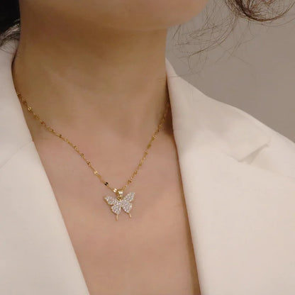 Varios collares delicados 